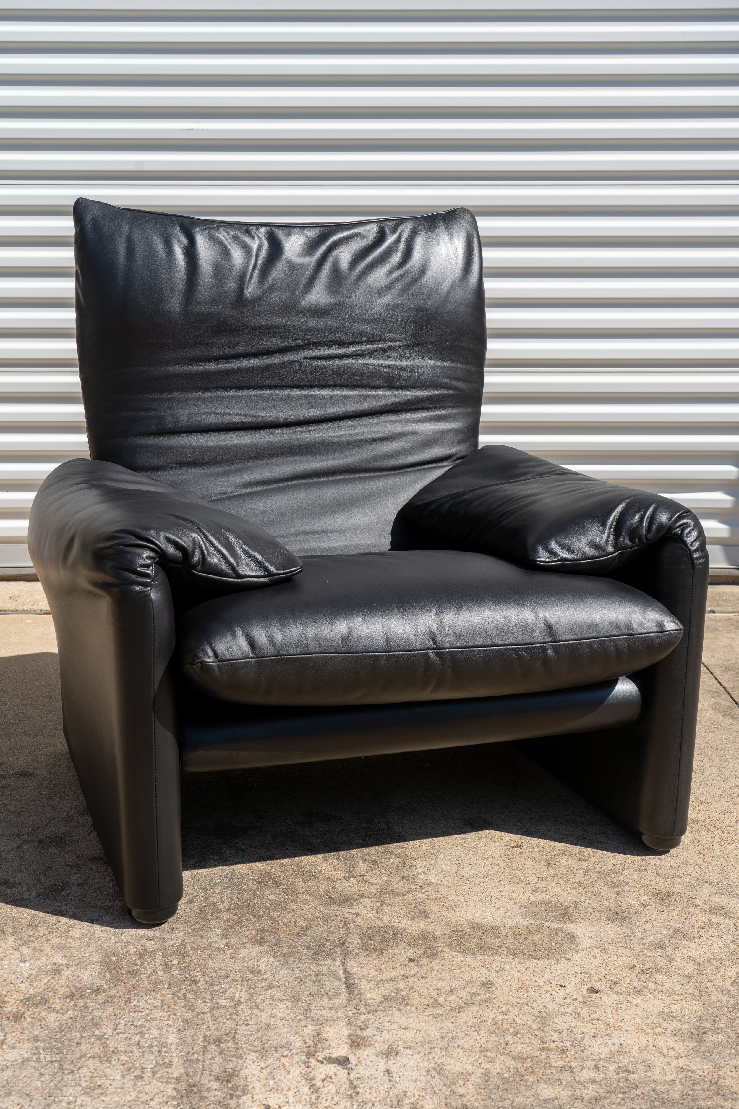 Moroso 黒のレザー1人掛け2点セット　アントニオチッテリオ CASSINA Mararlunga sofa and chair set by Vico Magistretti for Cassina